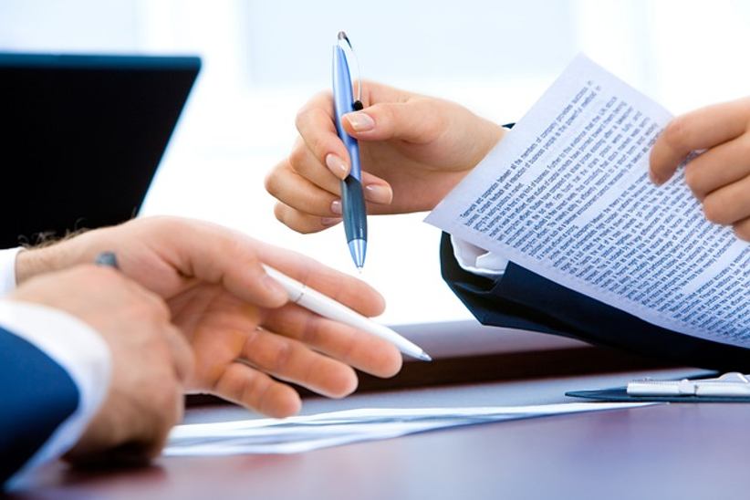 Craig Felenstein se une a Sportradar como director financiero 1 equipo-empresarial-firmando-documentos