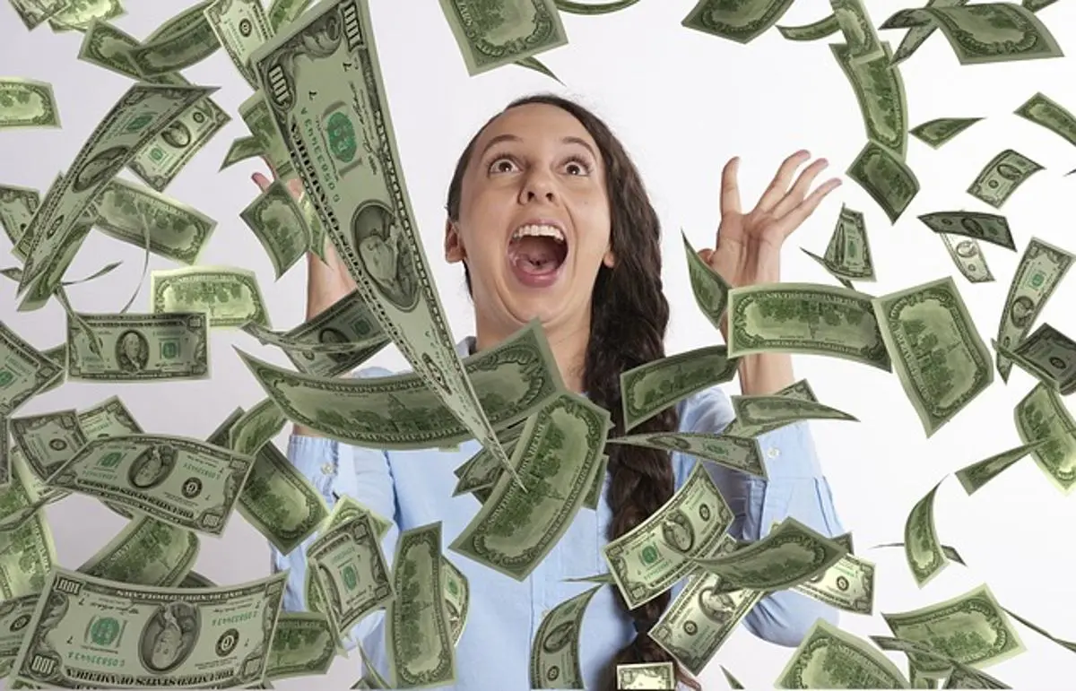 Jugador de lotería de Michigan gana $300 mil en juego instantáneo 1 mujer - grita de alegría - dinero - cae del cielo
