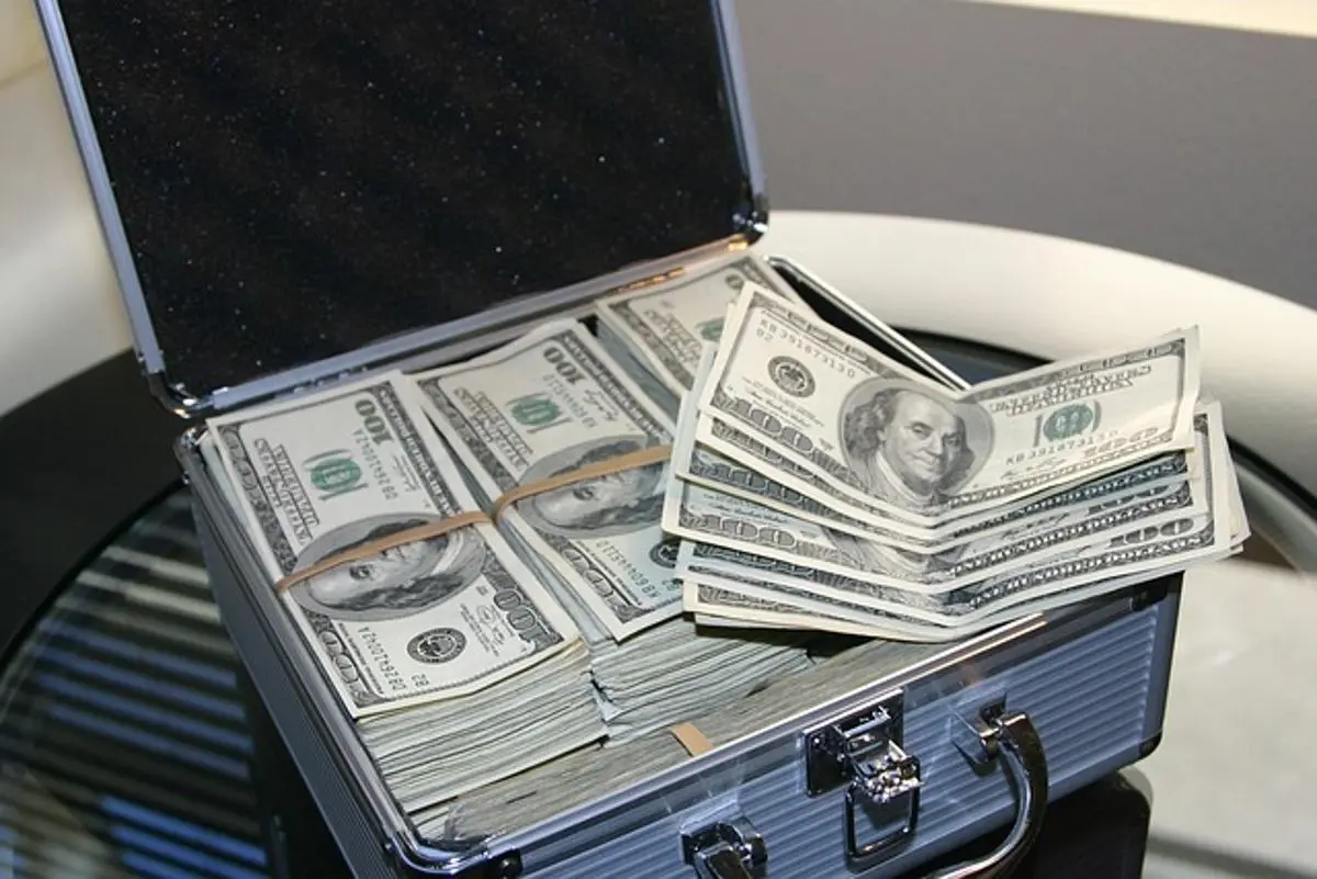 Mega millones de boletos aumentan el precio y cambian el desglose 3 Dinero-os-100 dólares-sillones en la trajes