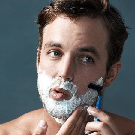 Steps of how to shave with a blade: the most common mistakes and advice to do it correctly