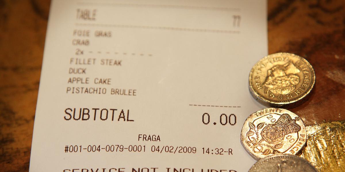 Un cliente lleva su propia tarta de cumpleaños a un restaurante y no da crédito a lo que encuentra en el ticket: "Poco nos pasa" 1 66250f190c19d