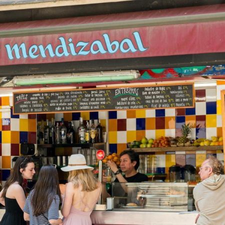 No todos los buenos bocadillos de Barcelona se sirven entre cuatro paredes: una singular barra en la acera en el Raval desafía la rutina