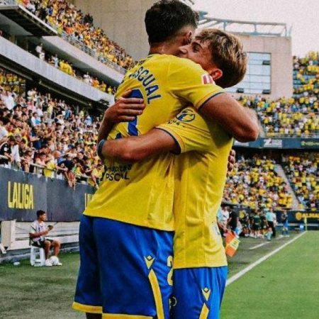 Cádiz takes advantage of an expulsion from Mirandés in the first minute