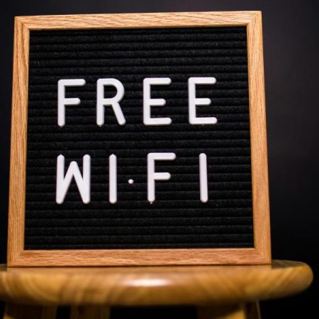 A neighbor is tired of being stolen from the wifi and does not give credit to what he does after catching the culprit: “I know where you live and with whom”