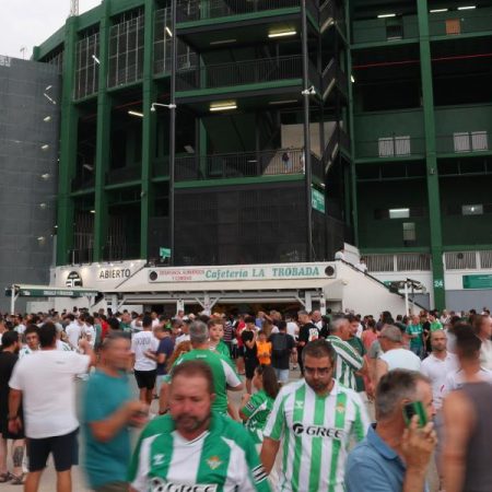 The fans burst Martínez Valero on his return to the elite