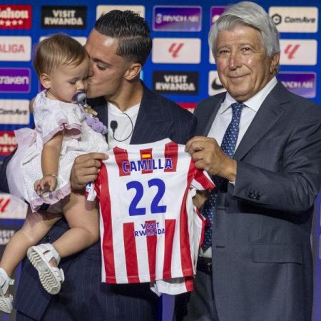 The endearing image of the presentation of Raspadori