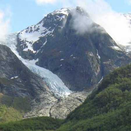 The miracle of a mountaineer in Norway: survives six days without food or water after breaking several bones in a fall