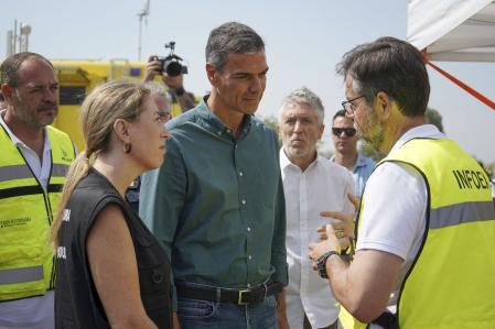 María Guardiola habla ante la prensa mientras Sánchez mira al frente