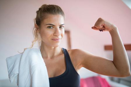 Sorprendentemente más eficaz que las pesas: el ejercicio casero que fortalece los brazos y tríceps 2 Nadie lo hace pero funciona: XX segundos para activar los tríceps y tonificar