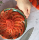 Láminas finas y bien alineadas convierten un simple tomate en un plato elegante, siguiendo el método profesional de David Guibert.