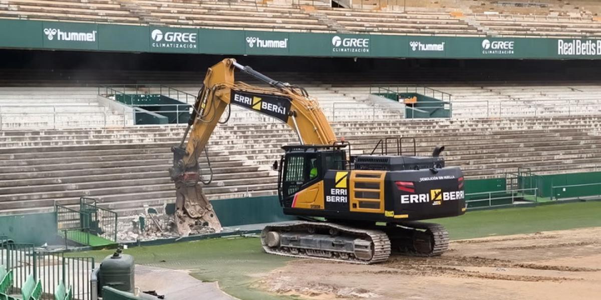 Demolición de la grada de preferencia del estadio Benito Villamarín 1 68c02631cb5a6
