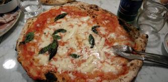 La célebre pizza de Da Michele, un toque napolitano en Barcelona