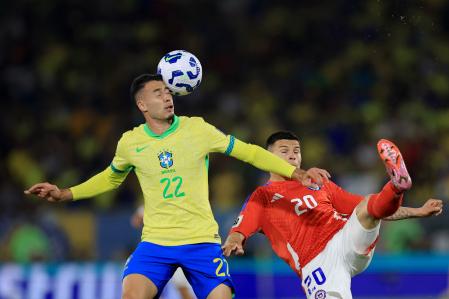 Gabriel Martinelli playing against Chile