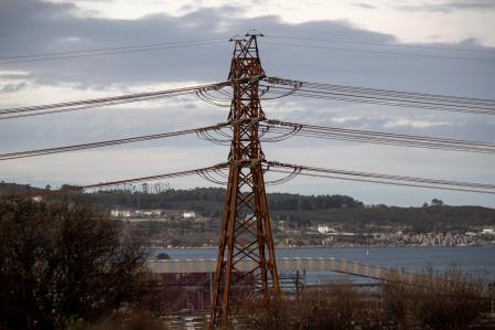 Precio de la luz hoy 12 de marzo por horas: ¿cuándo es más barata? eliseo trigo / EFE