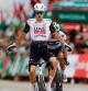 El joven ciclista español se impuso en Los Corrales de Buelna en una etapa marcada por la tensión extradeportiva.