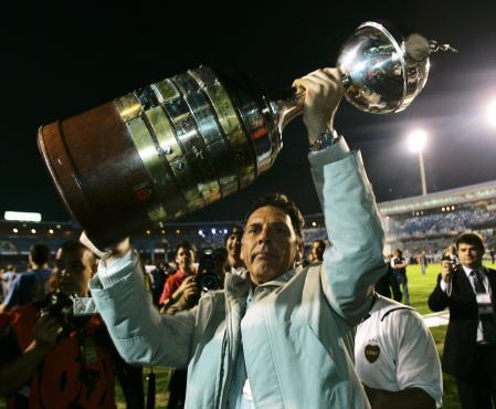 Dolor en Argentina: muere Miguel Ángel Russo, entrenador de Boca 1 Russo, con la Copa Libertadores de 2007 conquistada con Boca (AP Photo/Marcelo Hernandez, File)