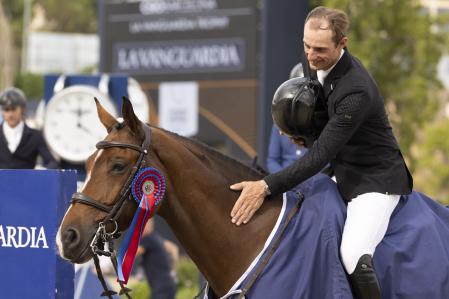 Vogel, acariciando a su caballo, Gangster Montdesir