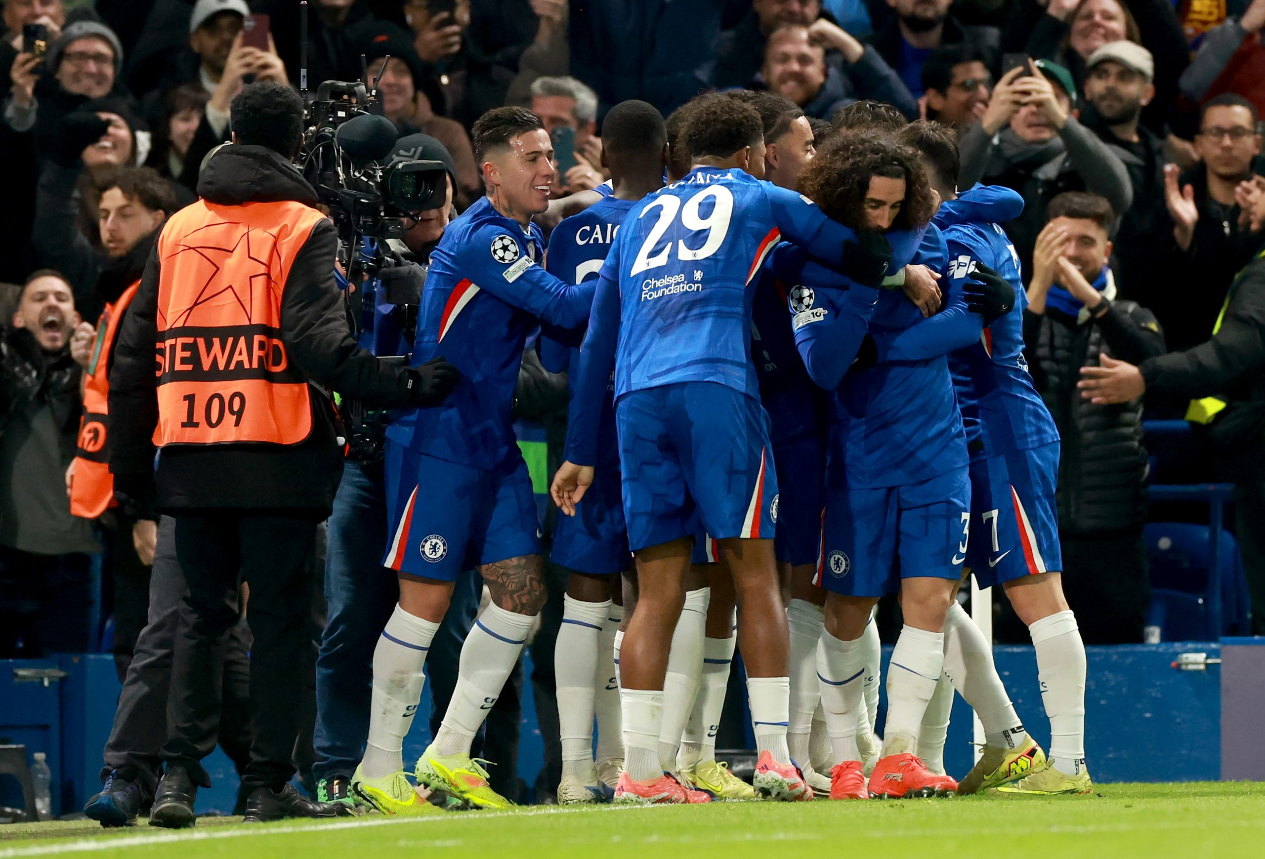 Chelsea Shines in the Champions League: 7 Keys to Understanding Their Dominance Against FC Barcelona 1 69263885dd705 scaled