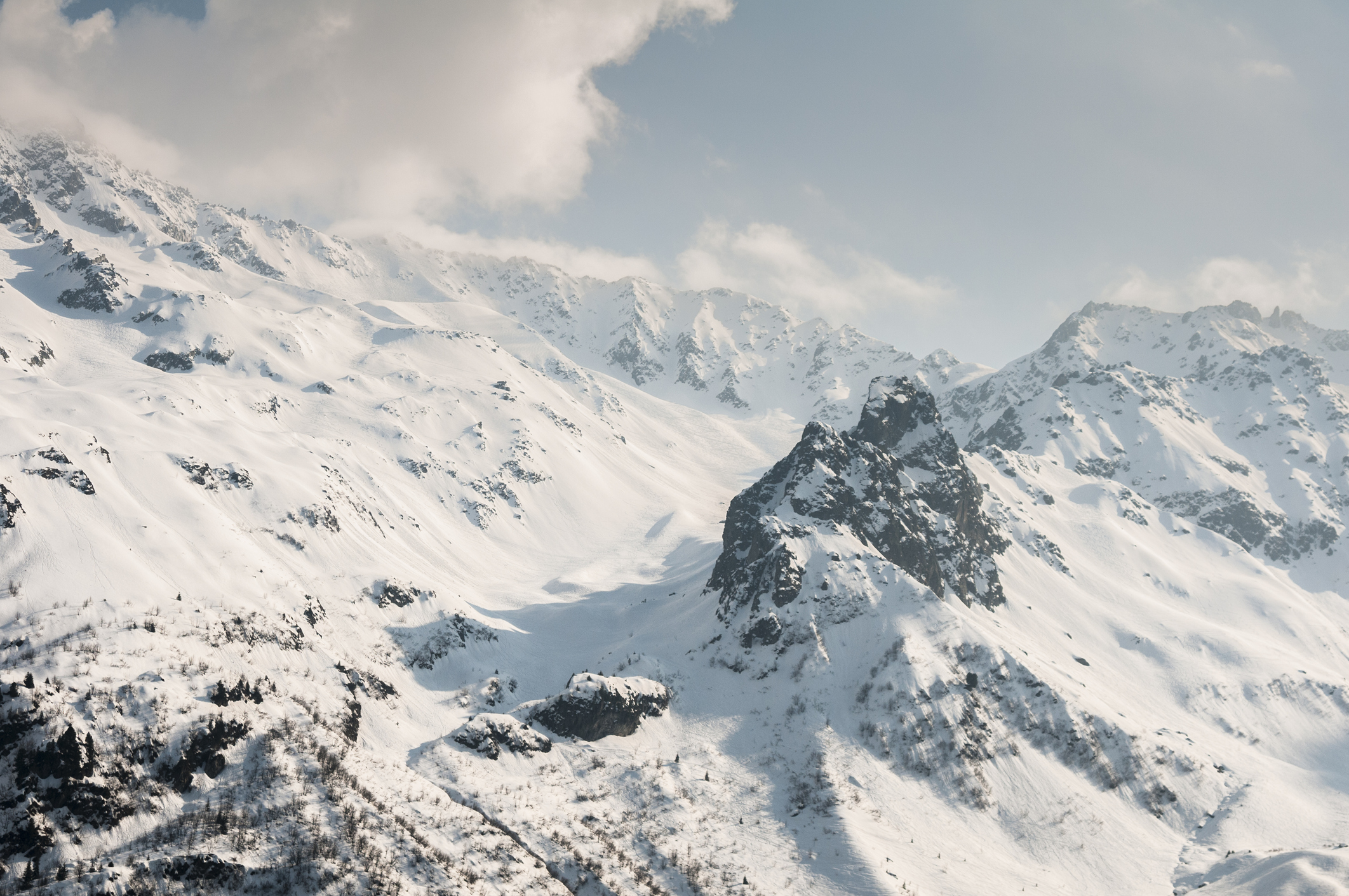 Deadly avalanches in the French Alps: two dead and several injured on a tragic day