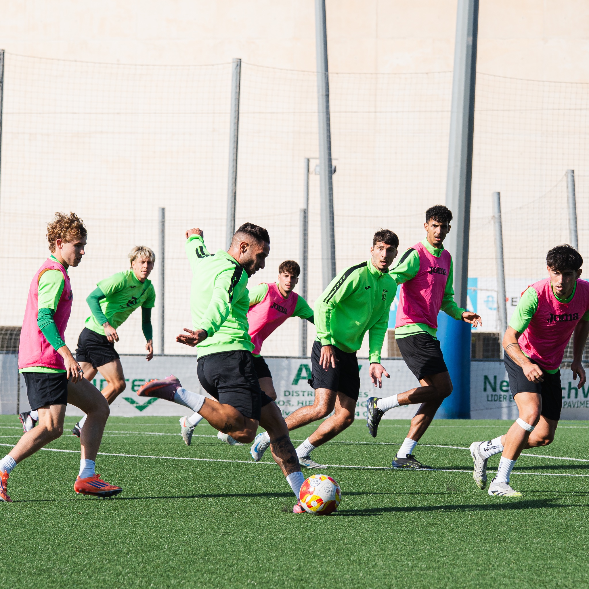 The Fight for Leadership: Cornellà and Tona Seek Victory in a Key Meeting