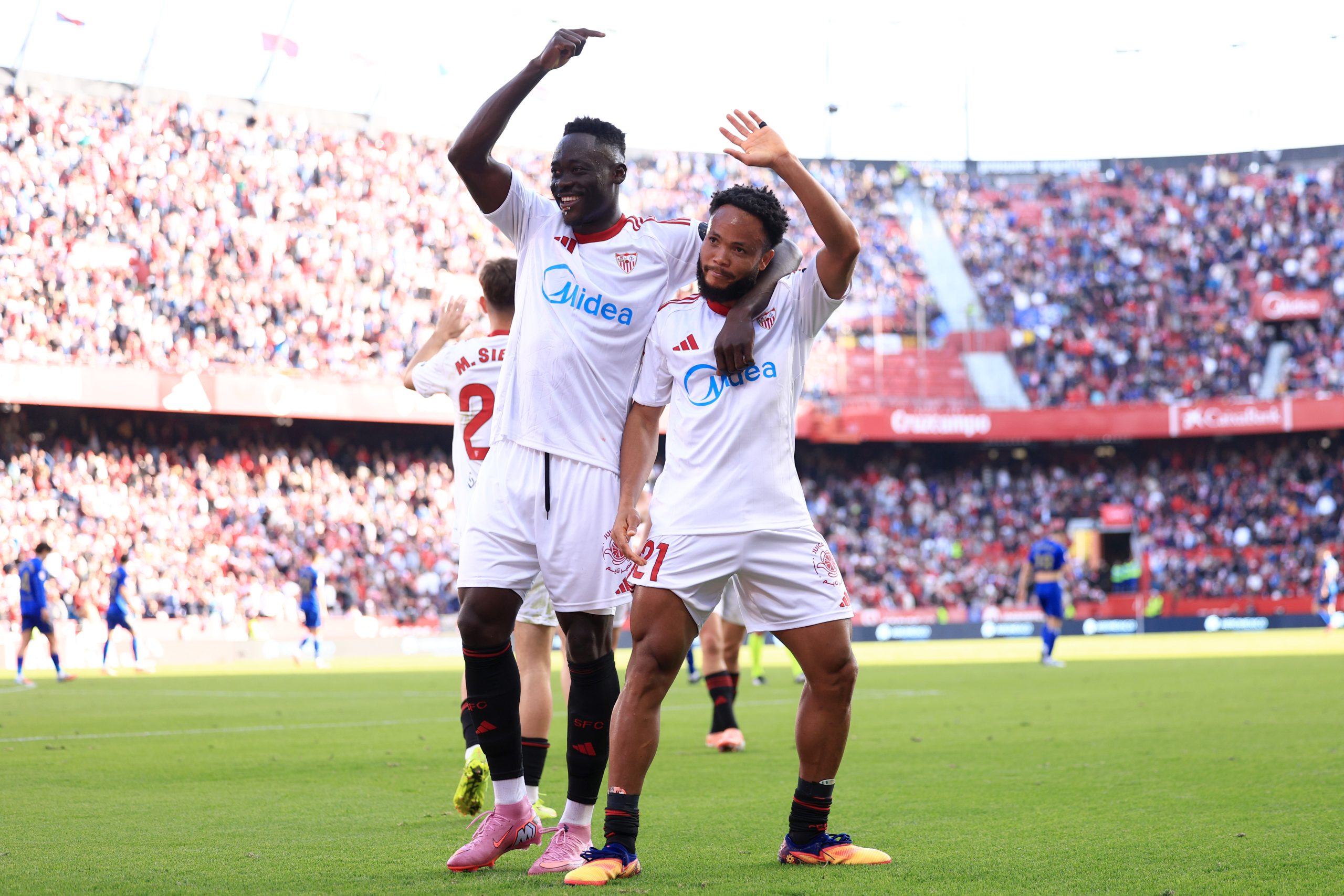 El Sevilla despierta con una goleada de 4-0 ante el Oviedo, liderada por Akor Adams