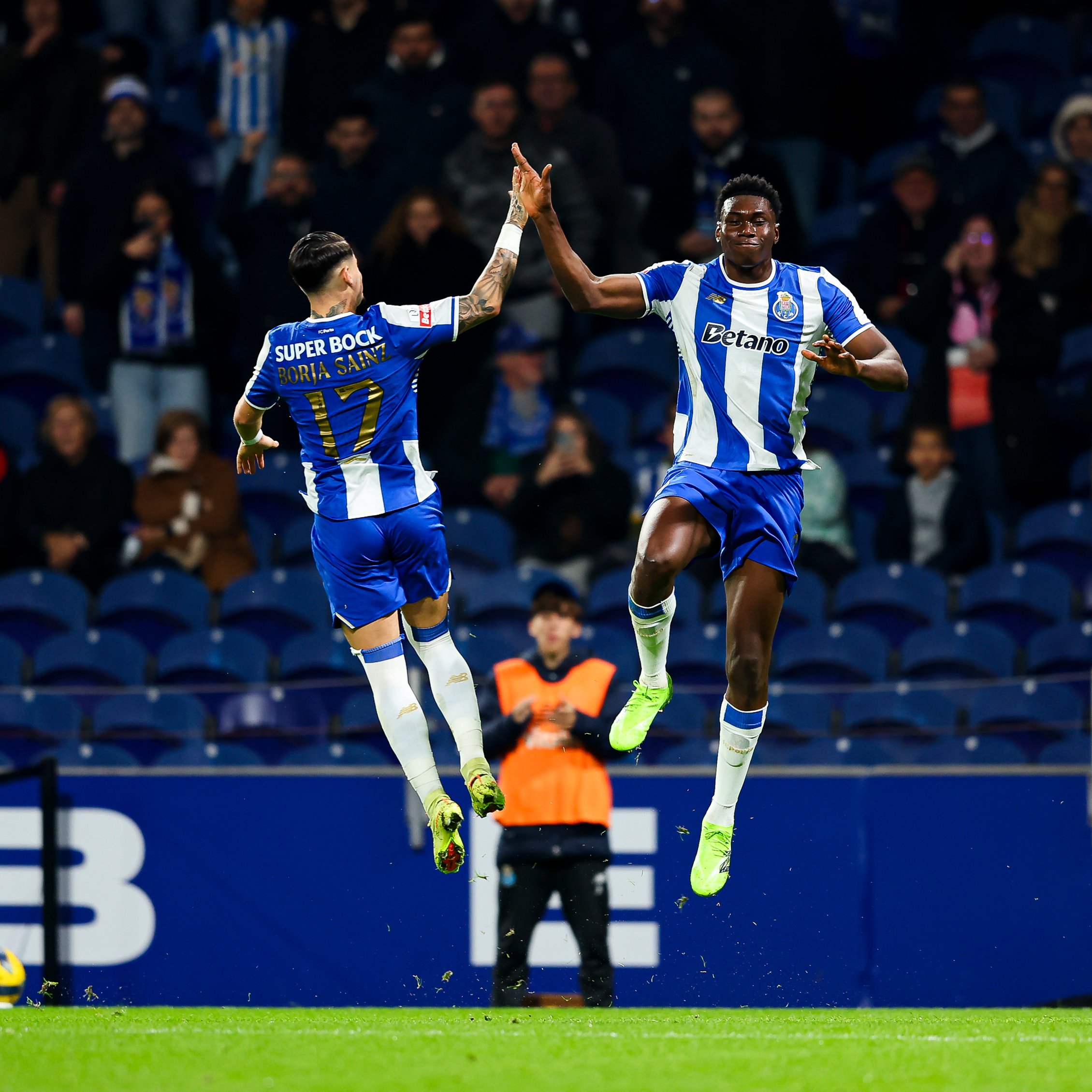 El Oporto se Reafirma como Líder: Samu Aghehowa Brilla con dos Goles en un 3-1