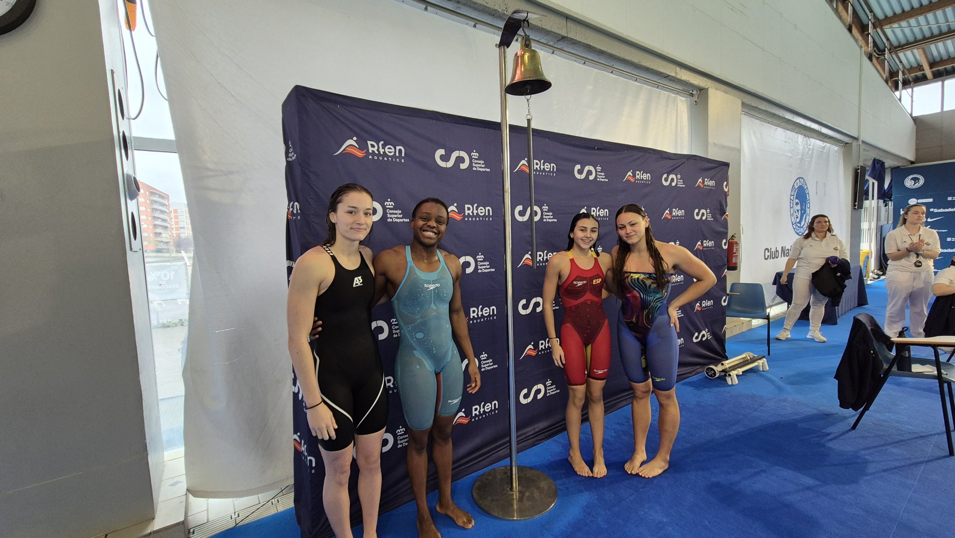 El emocionante duelo del 4x50 libre femenino: Un nuevo récord de España en la Copa de Clubes