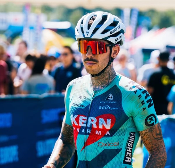 La Controversia de Kiko Galván: Un Ciclista en el Ojo del Huracán tras su Polémico Vídeo La Controversia de Kiko Galván: Un Ciclista en el Ojo del Huracán tras su Polémico Vídeo