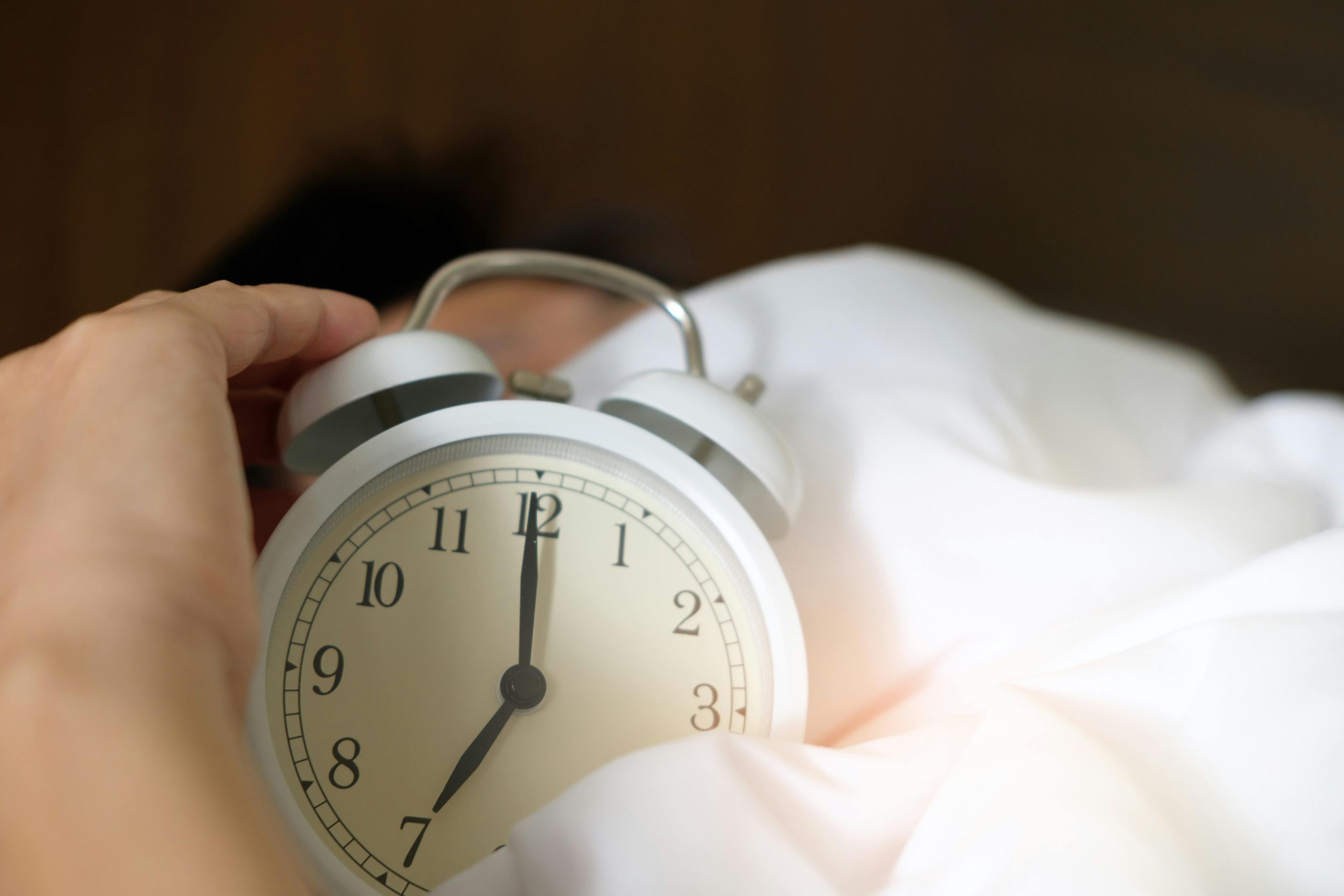 Alarm Clocks: Does Snoozing the Alarm Make You Smarter? 5 surprising keys according to science