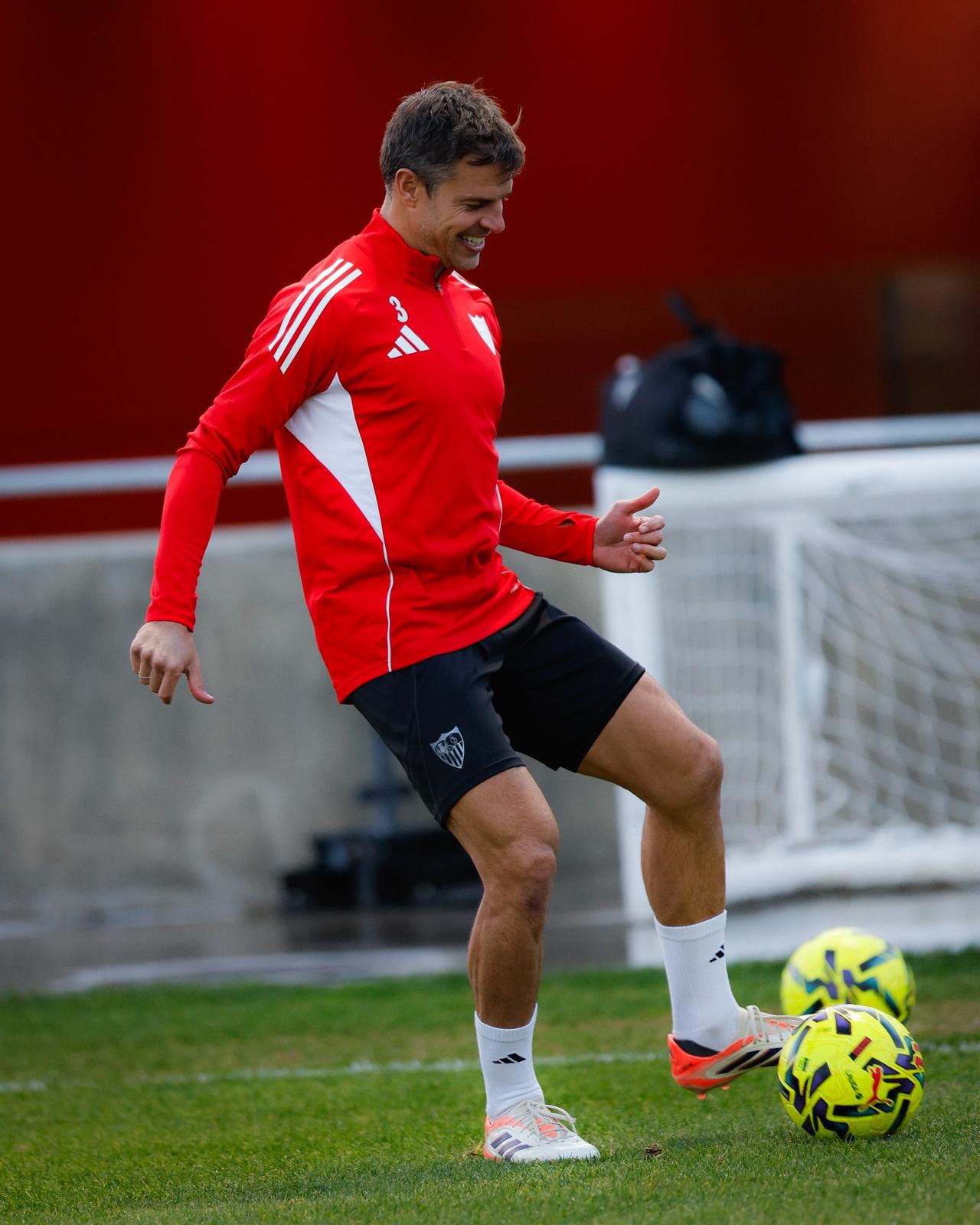 Lesiones Acechan al Sevilla: Azpilicueta Se Une a la Lista de Bajas de Almeyda en un Momento Crítico Lesiones Acechan al Sevilla: Azpilicueta Se Une a la Lista de Bajas de Almeyda en un Momento Crítico