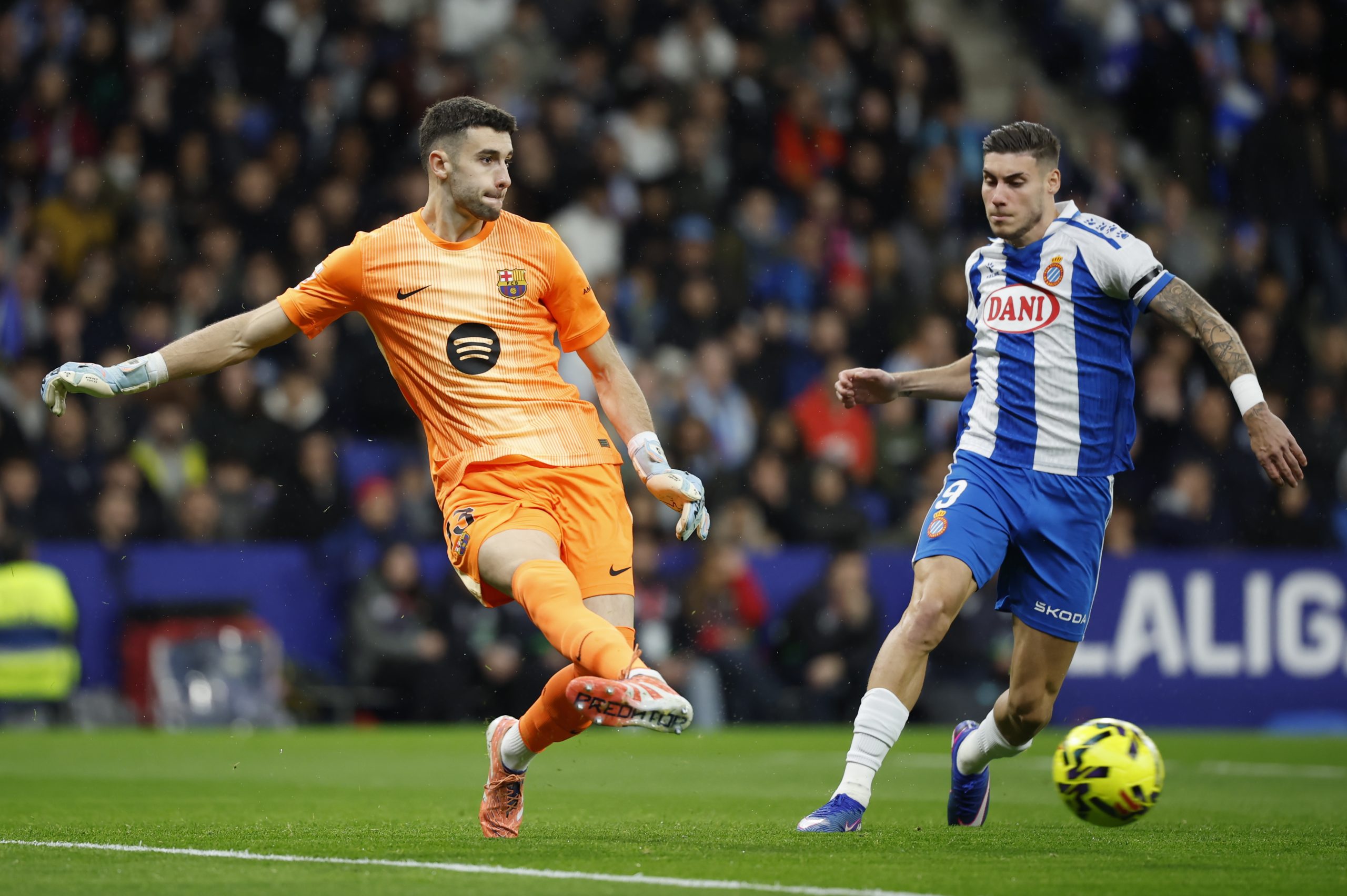 Joan García: The Undisputed Hero of Barça who Silenced the RCDE Stadium in 5 Shocking Stops