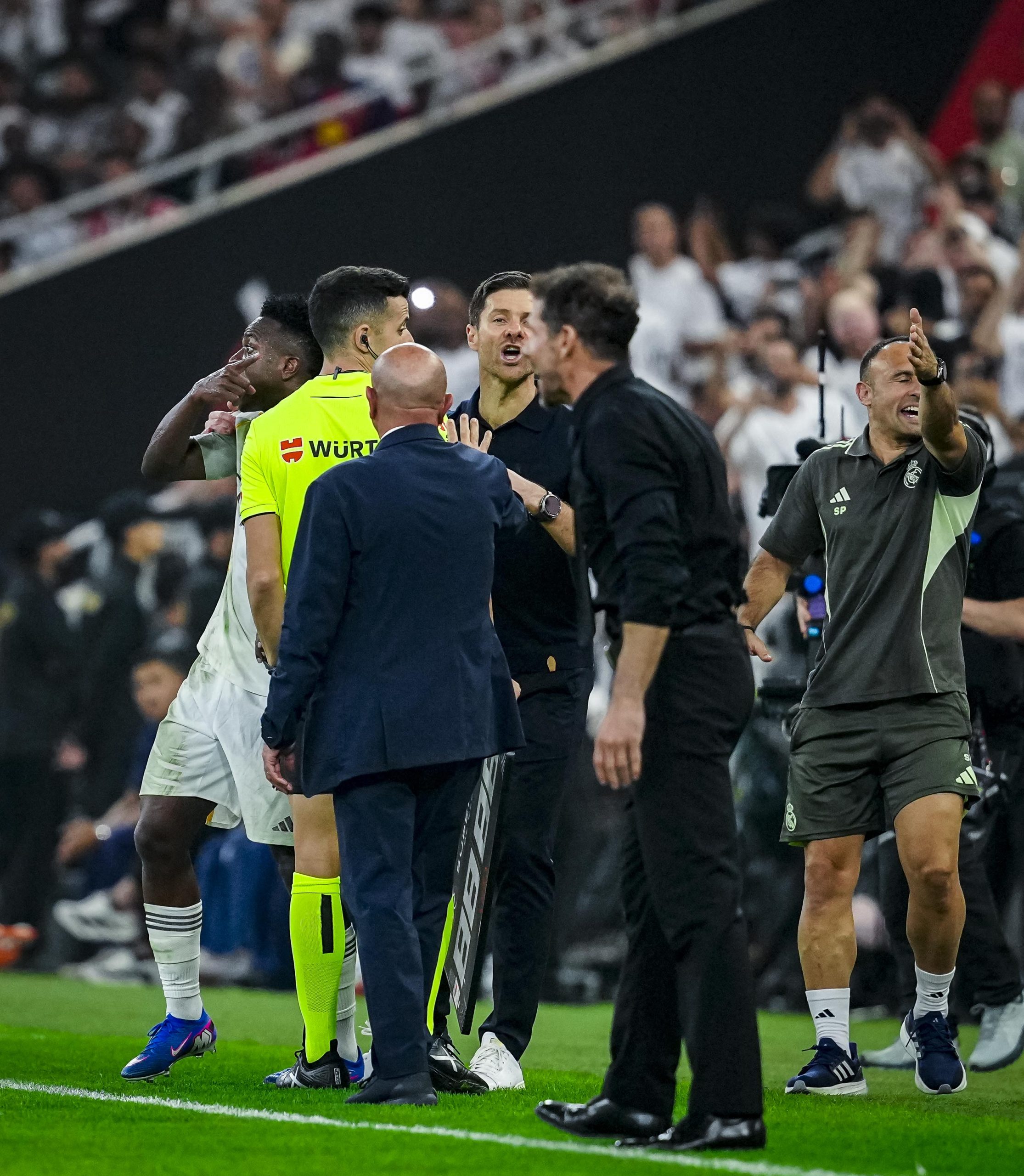 The Heat of the Derby: Vinicius and Simeone Star in a Tense Moment in the Spanish Super Cup