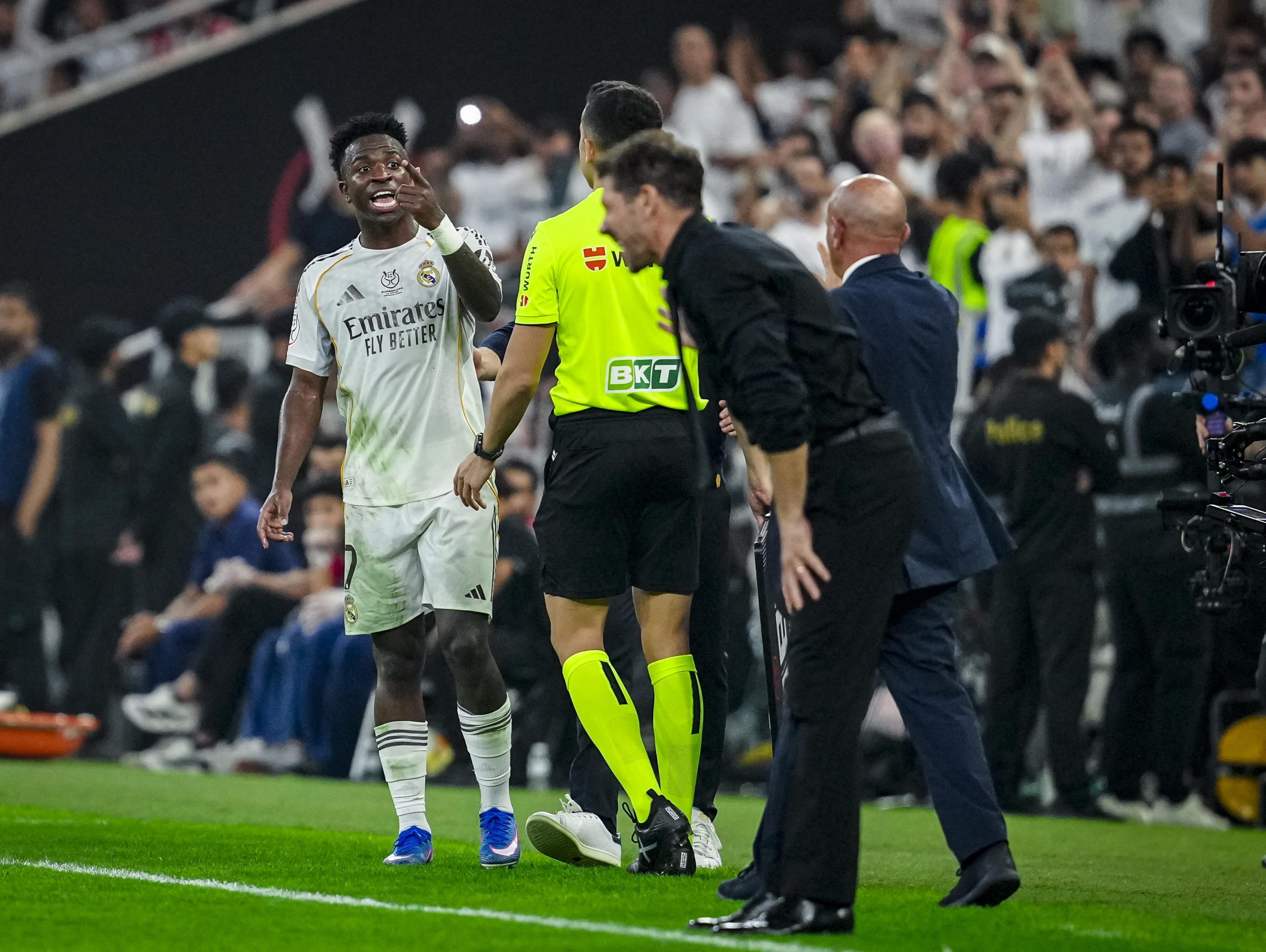 El Calor de la Rivalidad: Vinicius y Simeone Protagonizan un Tenso Encuentro en la Supercopa de España
