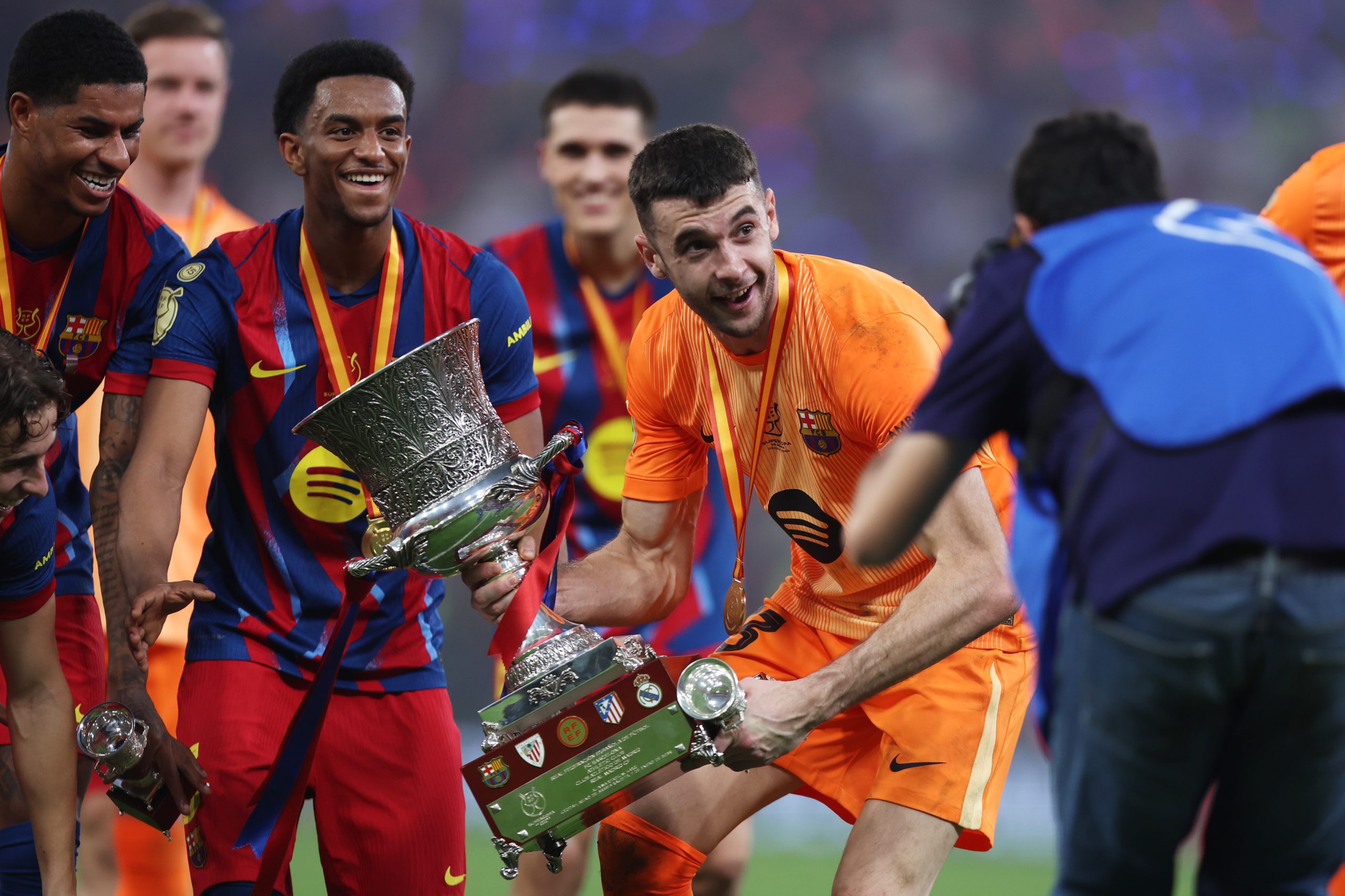 Big Celebration: Barça's New Heroes Win Their First Title in Jeddah Big Celebration: Barça's New Heroes Win Their First Title in Jeddah