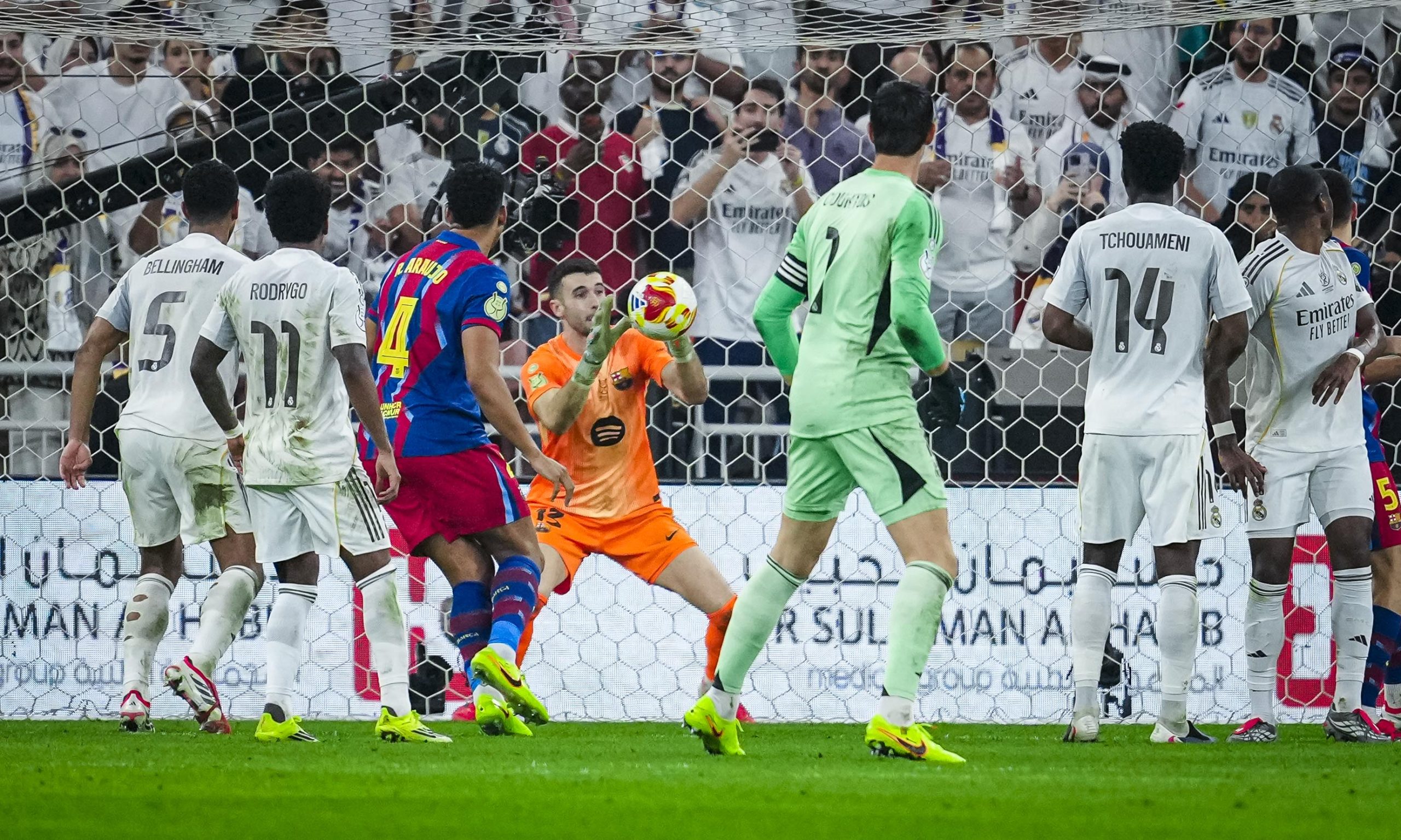 Joan García Brilla en Su Debut En El Clásico y Lleva al Barça a la Gloria: Supercopa 2026