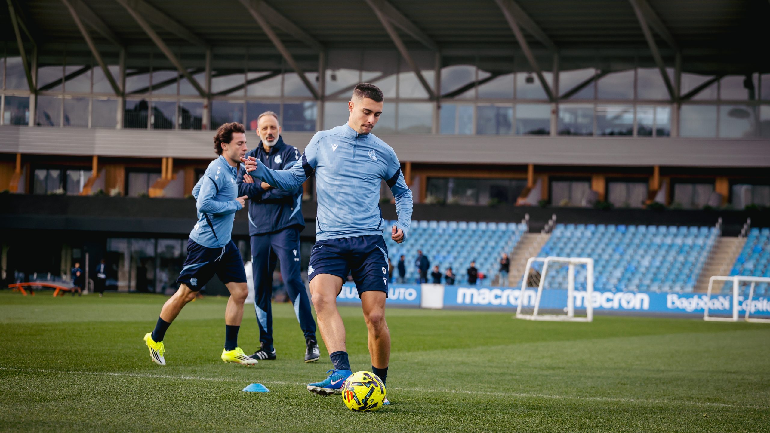 Karrikaburu's uncertain future: new destination at Deportivo?