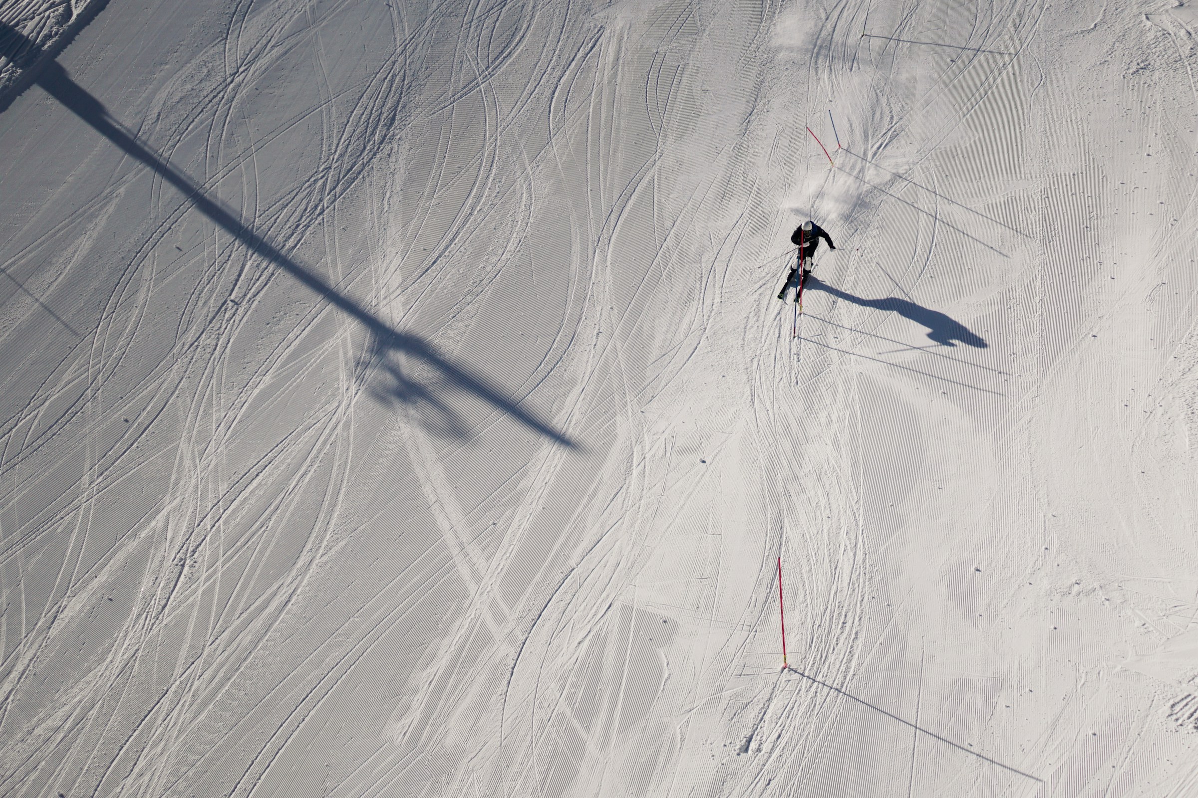 Master the art of snow slalom: secrets to control and accelerate without losing stability