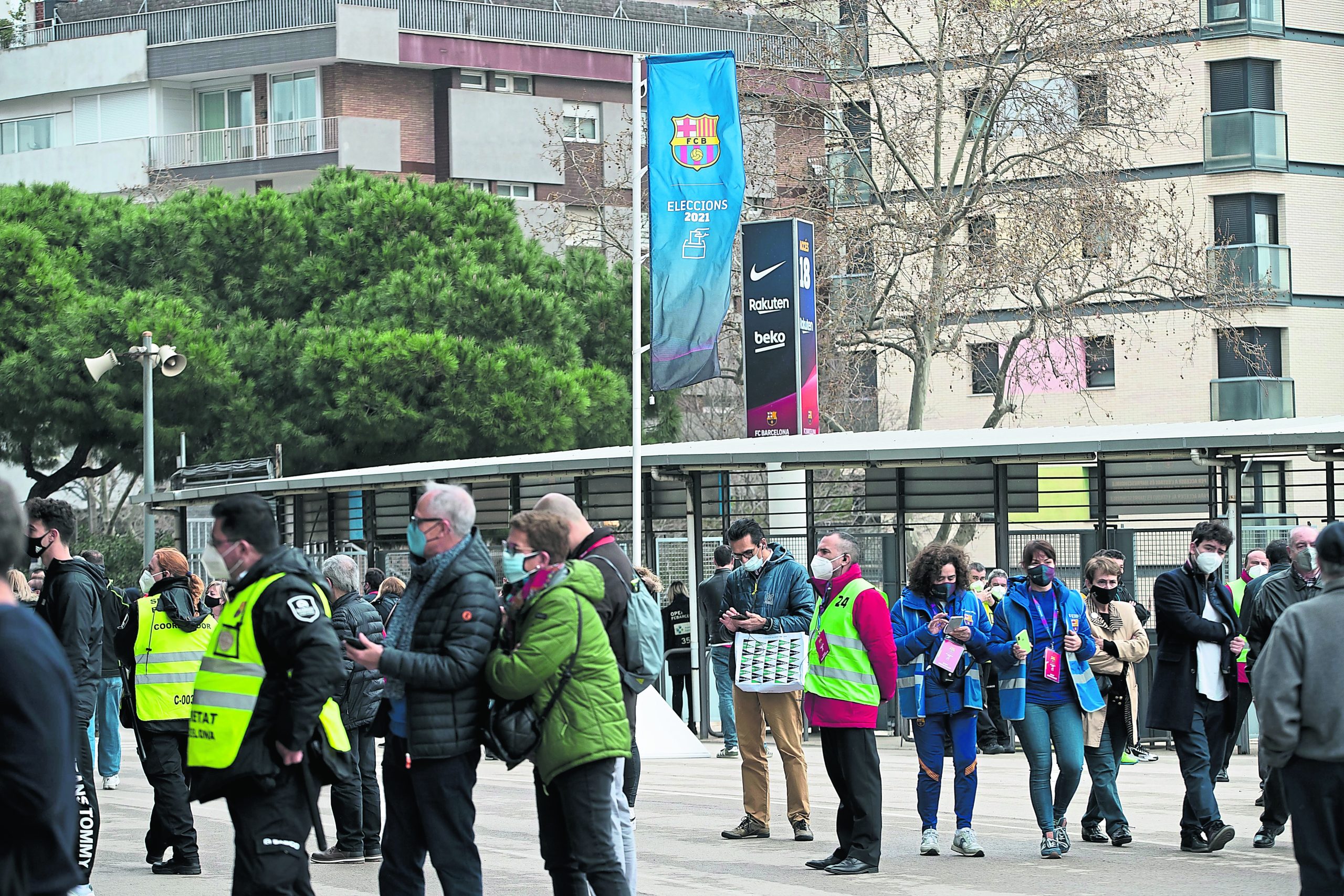 Elections at Barça: Voting on the pitch and candidates in the stands?