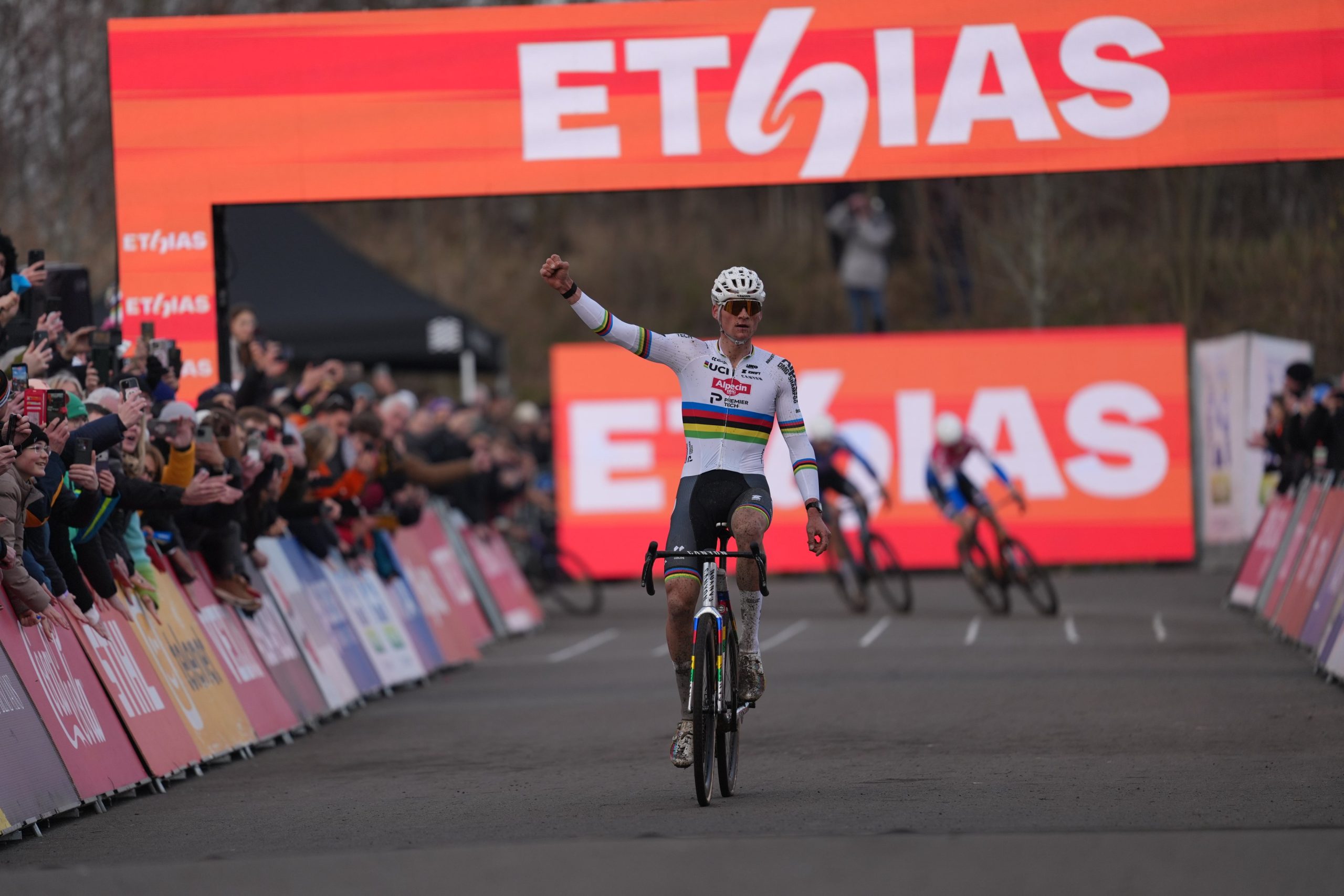 Mathieu Van der Poel shines in Maasmechelen and reaches a historic milestone in cyclocross Mathieu Van der Poel shines in Maasmechelen and reaches a historic milestone in cyclocross