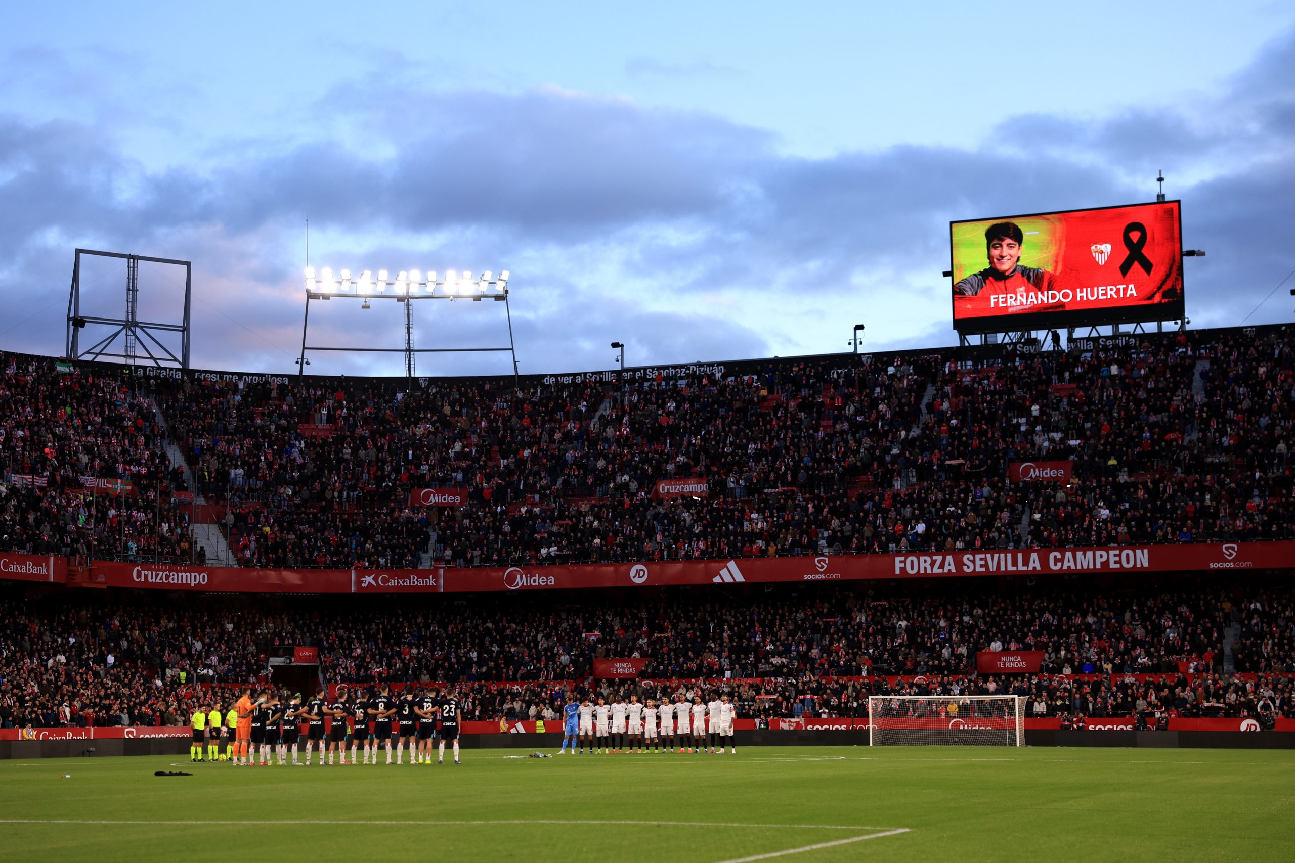 An emotional tribute from Sevilla to the victims of the tragic train accident
