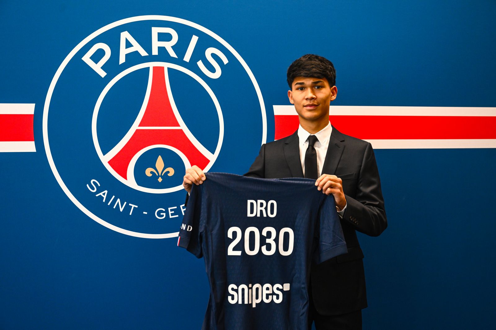 El joven talento que desafía el mercado: la llegada de Dro al PSG promete revolucionar el centro del campo El joven talento que desafía el mercado: la llegada de Dro al PSG promete revolucionar el centro del campo