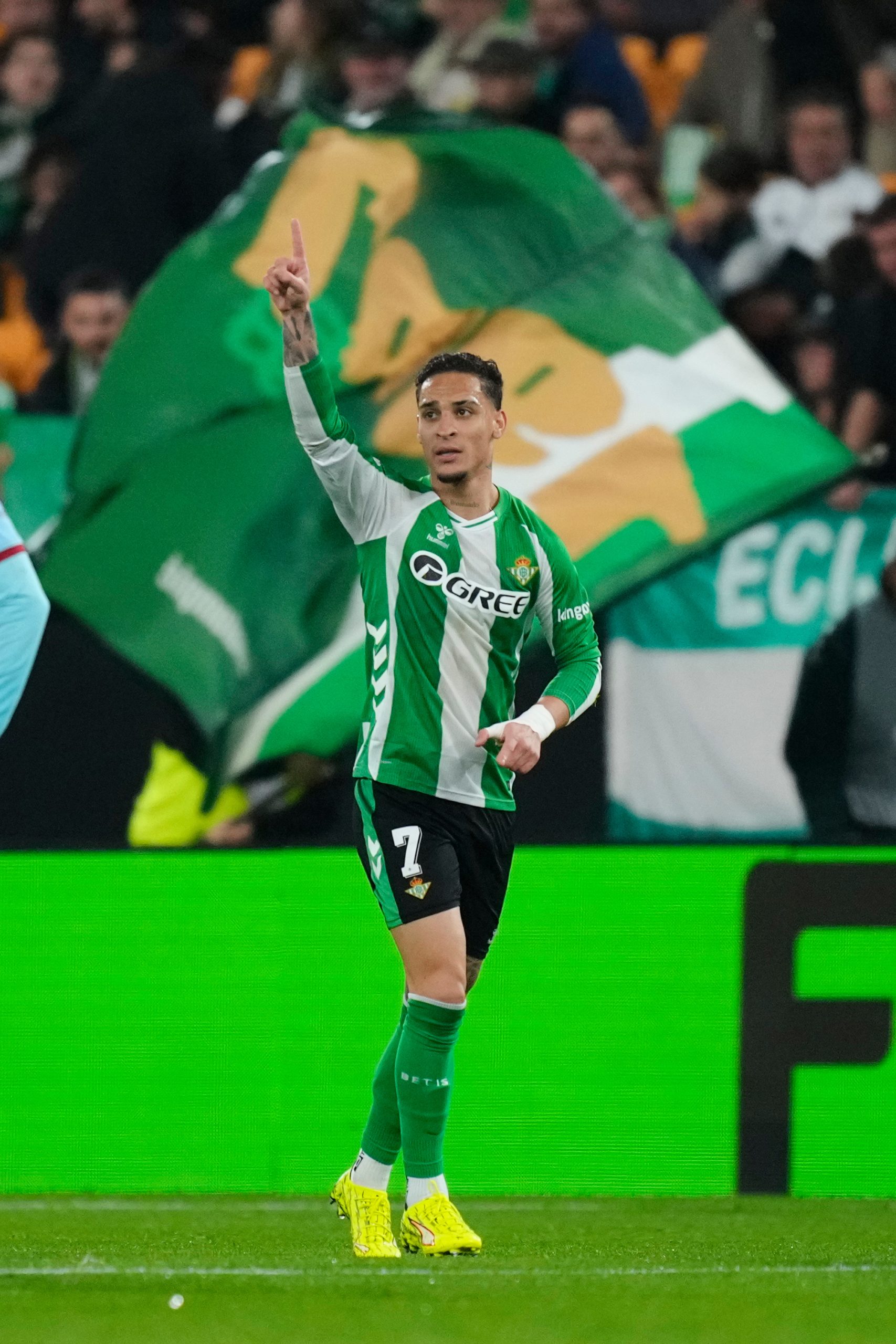 Antony shines in Betis' victory and sacrifices himself for the club Antony shines in Betis' victory and sacrifices himself for the club