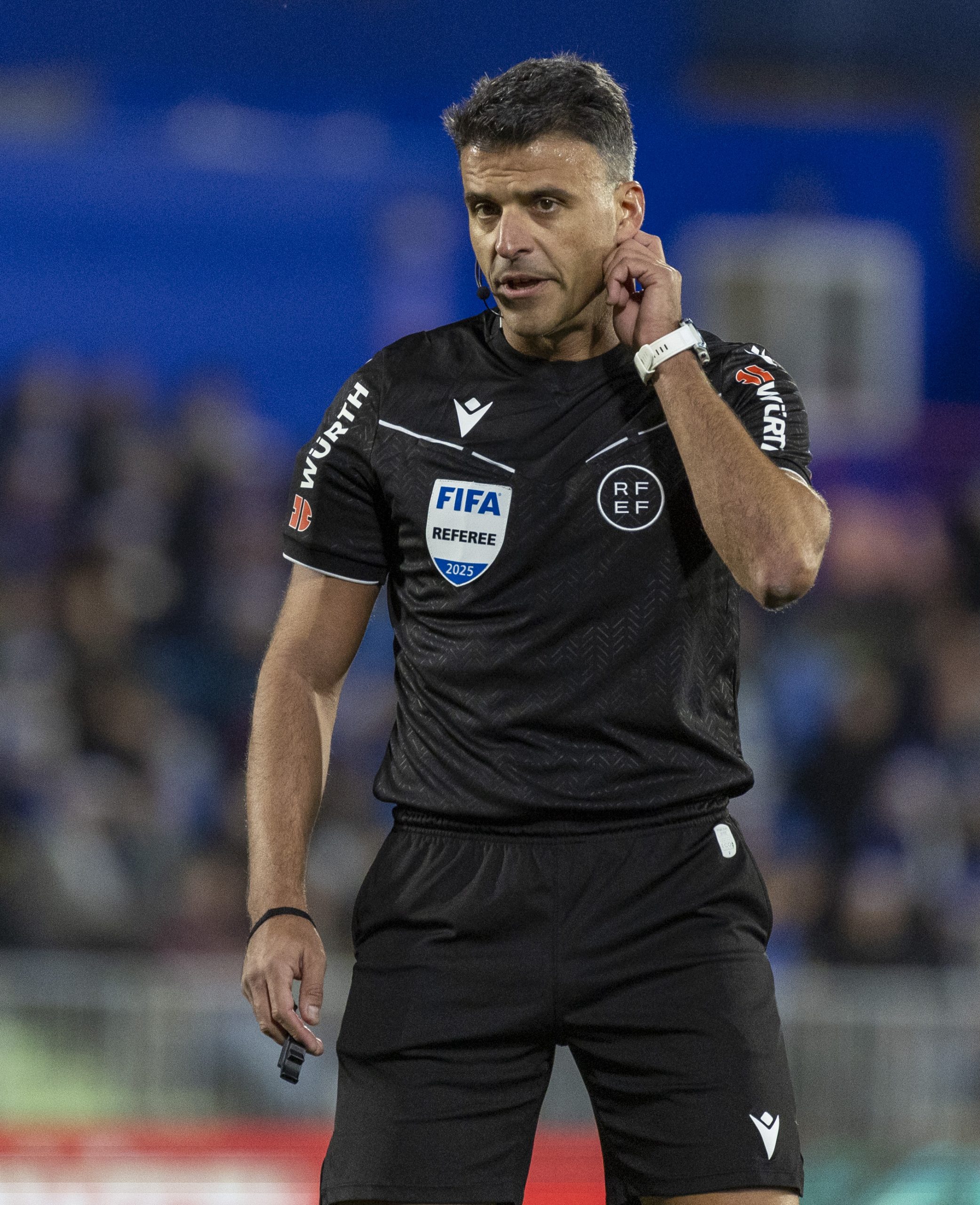 Jesús Gil Manzano, el árbitro que se toma un respiro en la Primera División