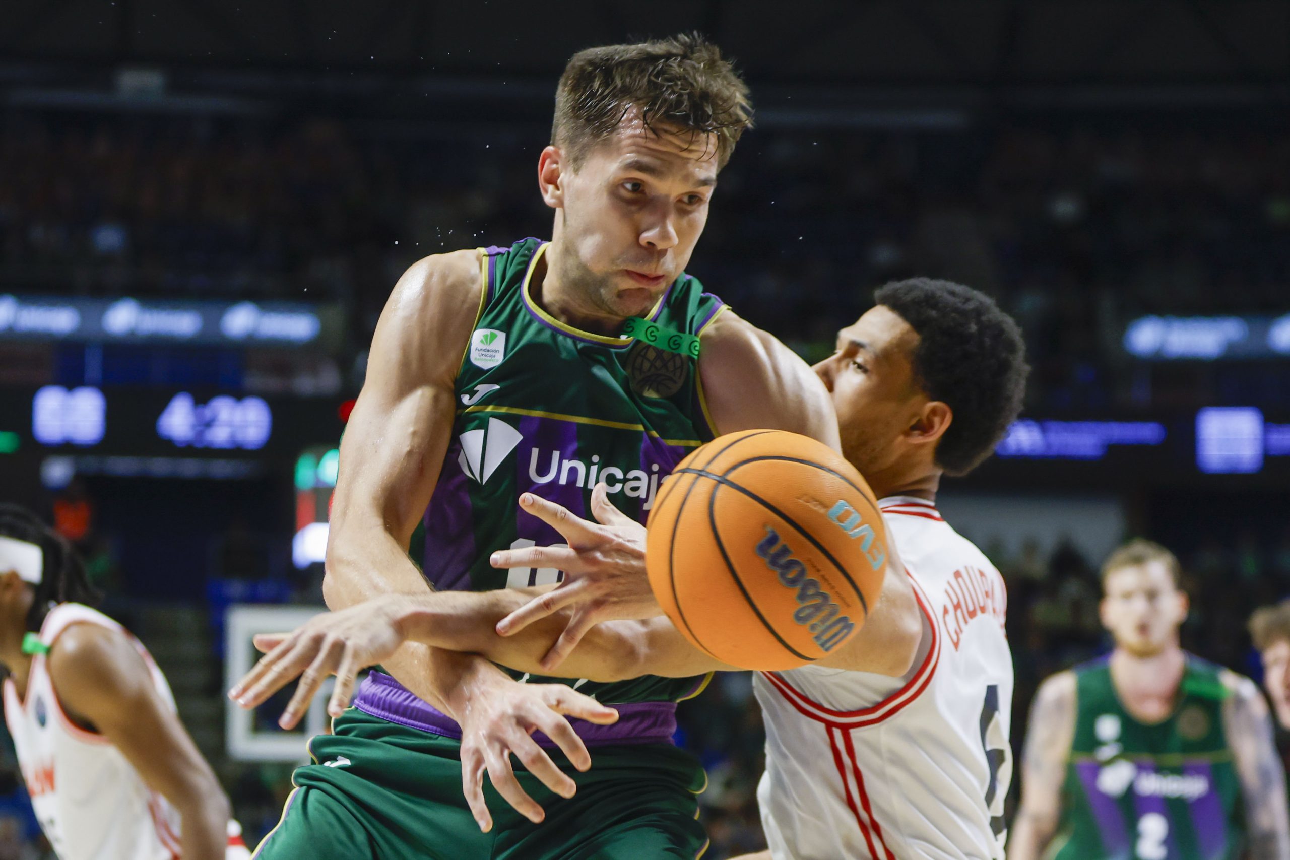 Unicaja Unleashes the Storm on the Martín Carpena: 111 Points to Sink the Elan Chalon!