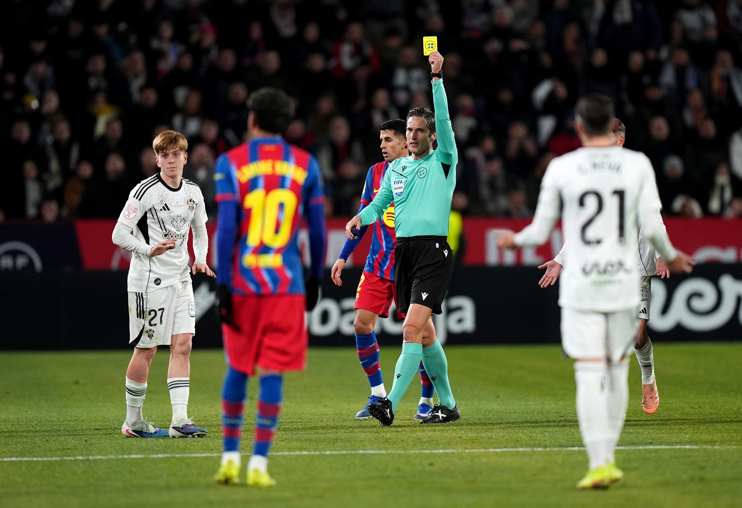 Drama at the Carlos Belmonte! Barça survives against an epic Albacete and a viral referee
