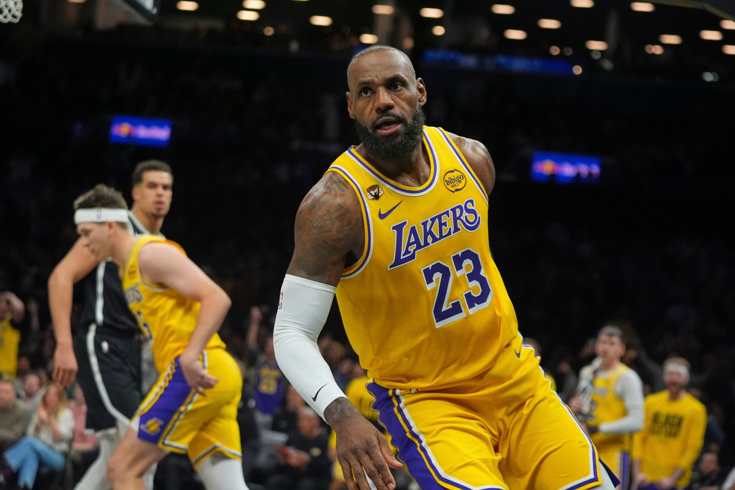 LeBron James alaba a Jordi Fernández y reflexiona sobre su legado familiar
