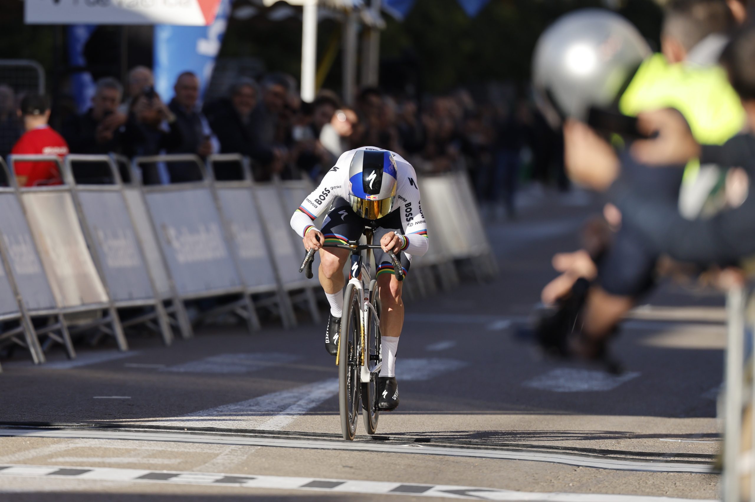 Evenepoel defies the wind and wins a time trial with a bittersweet taste