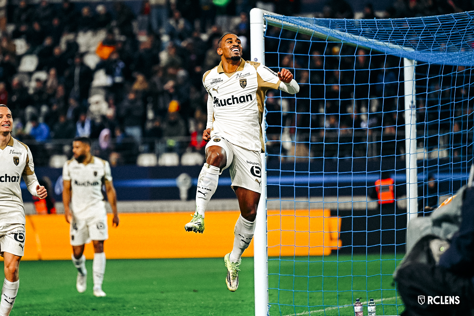 Lens rises to the lead after a resounding victory in Paris