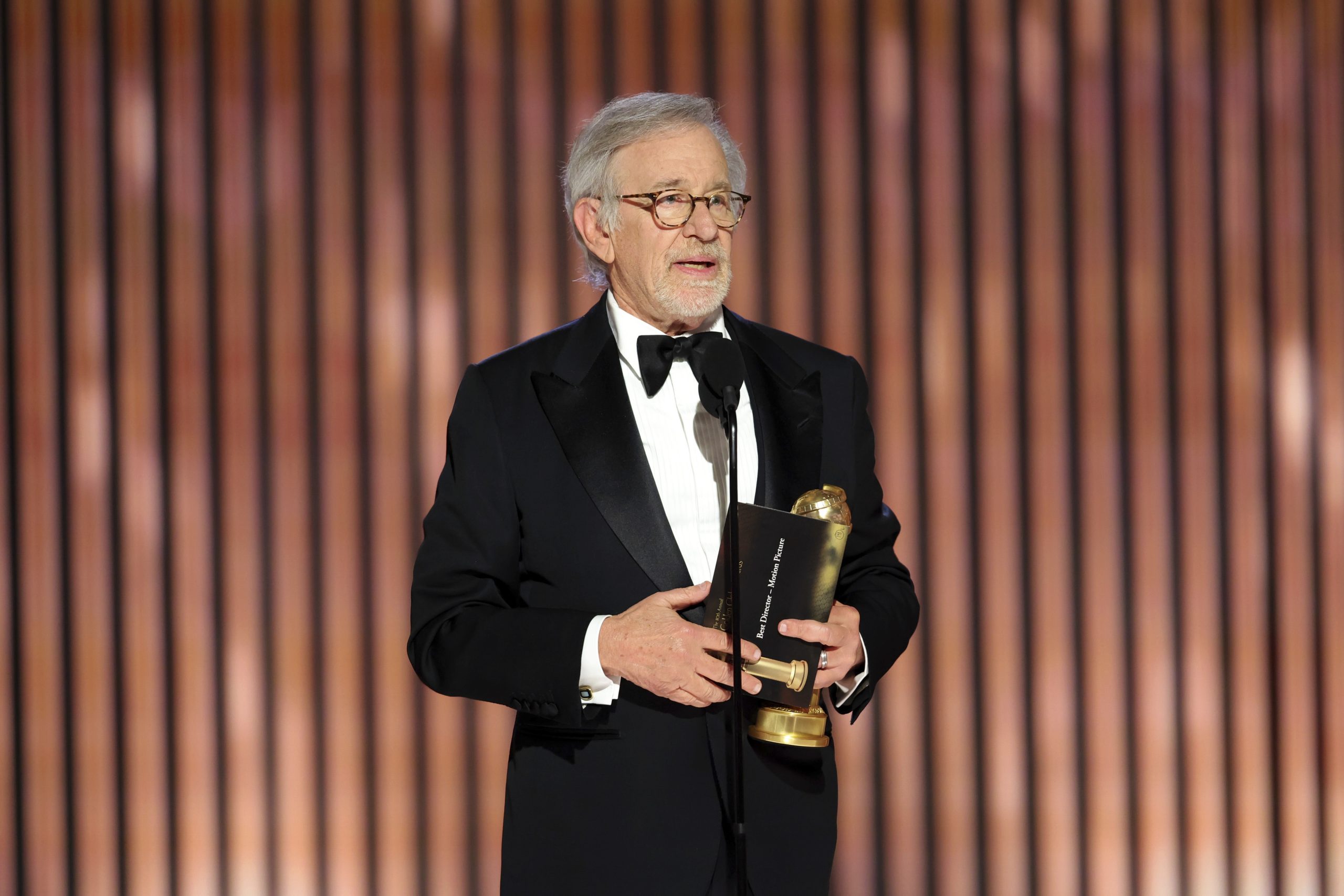 Steven Spielberg y su Impactante Regreso al Mundo de los Dinosaurios: 'Los Dinosaurios' Arrasa en Netflix