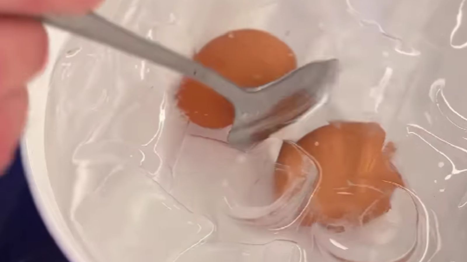El Secreto de la Abuela Revelado: ¡La Cuchara Mágica que Transforma tus Huevos Cocidos!